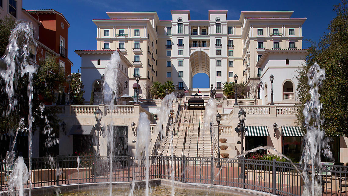 Fountains behind Eilan