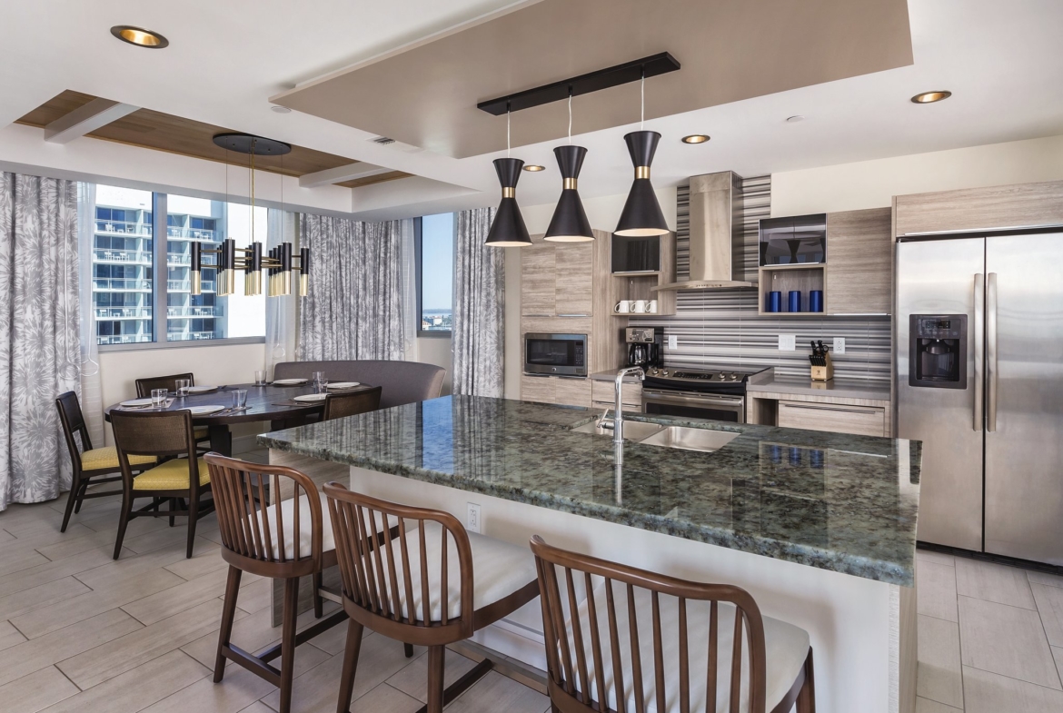 Wyndham Clearwater Beach Resort Kitchen and Dining Room