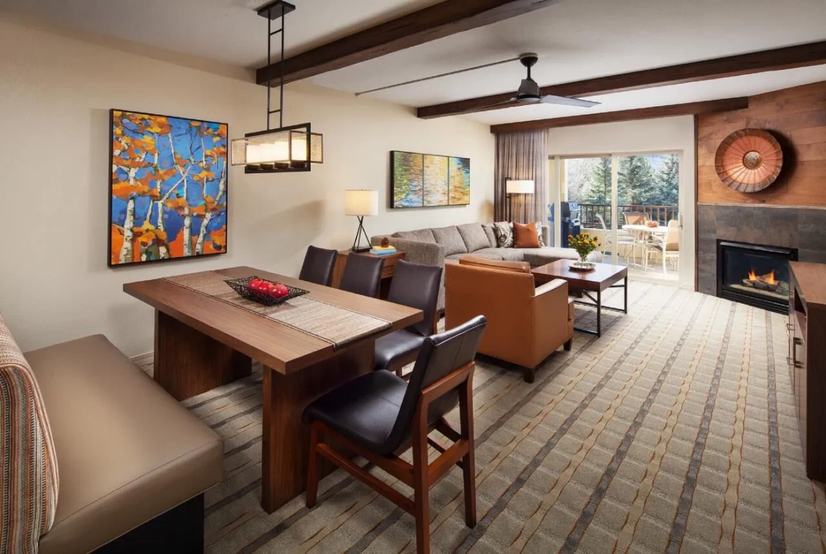 Sheraton Lakeside Terrace Villas at Mountain Vista Living and Dining Area