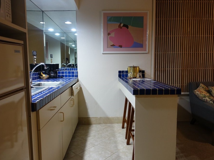 kitchenette at kuhio banyan club