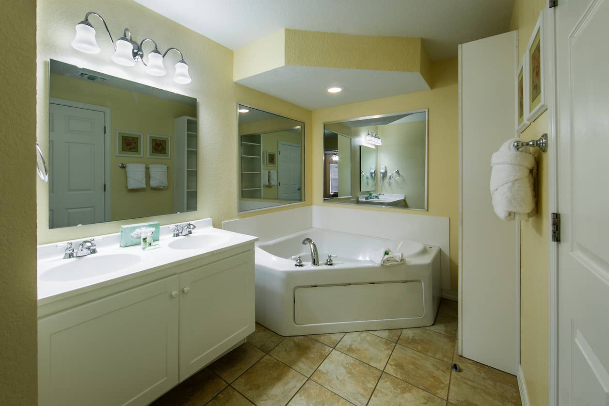 Orlando Breeze Resort bathroom
