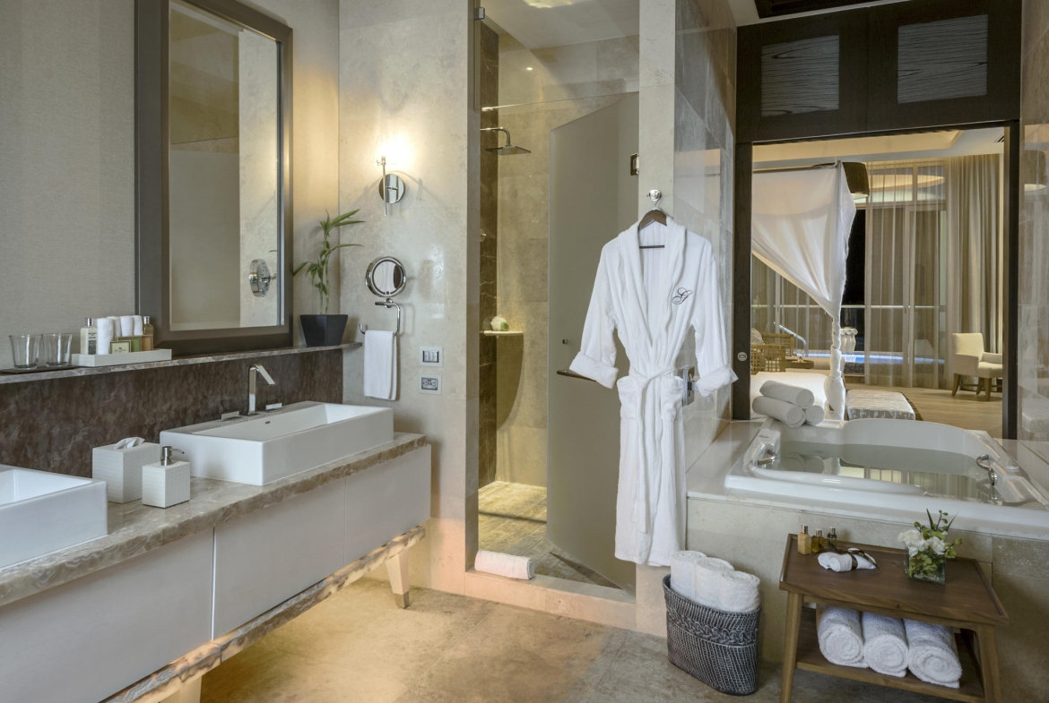 Grand Luxxe Residence Club bathroom